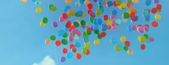 Balloner som flyver til vejrs